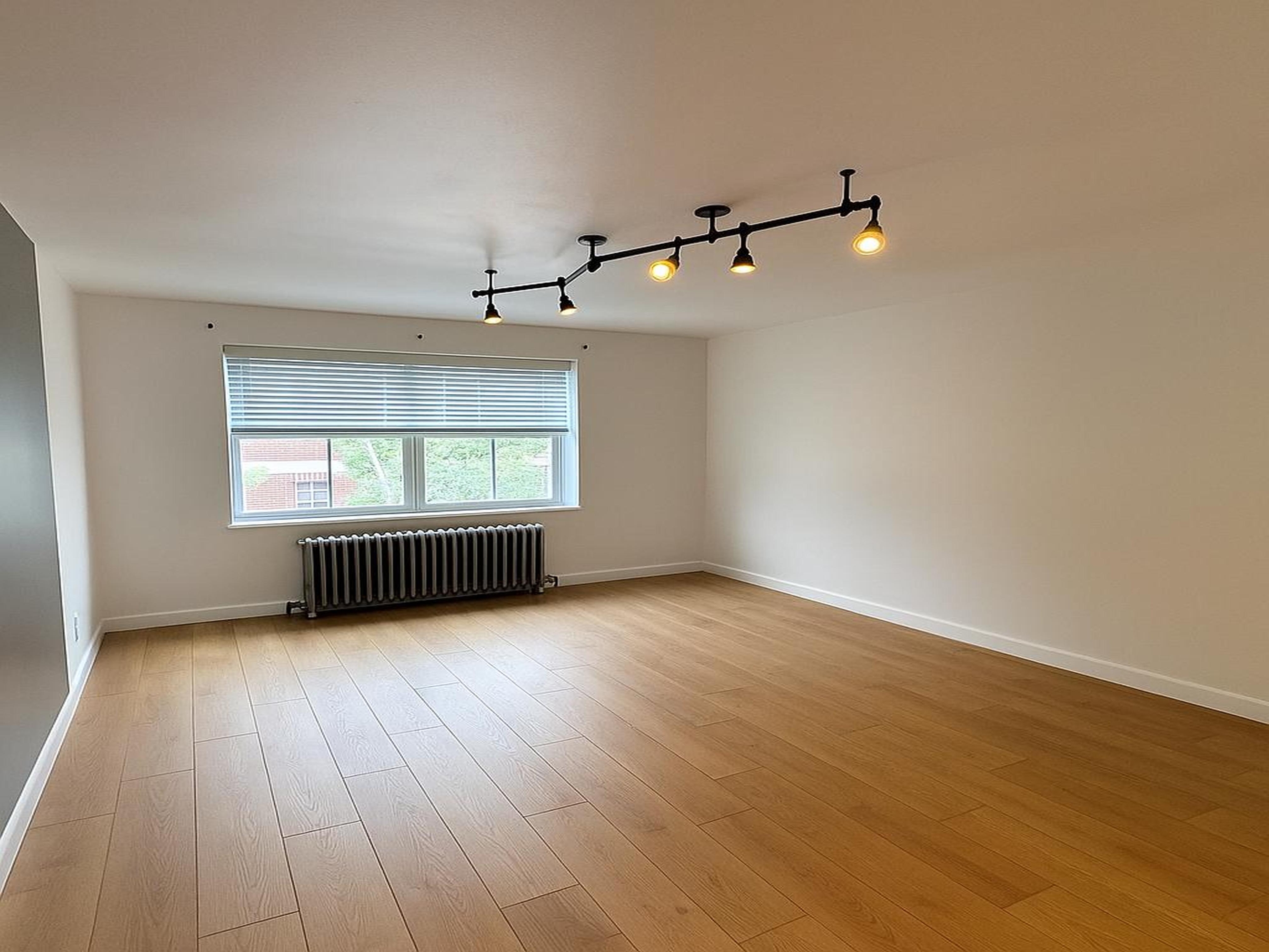 710 Spadina Ave - 702